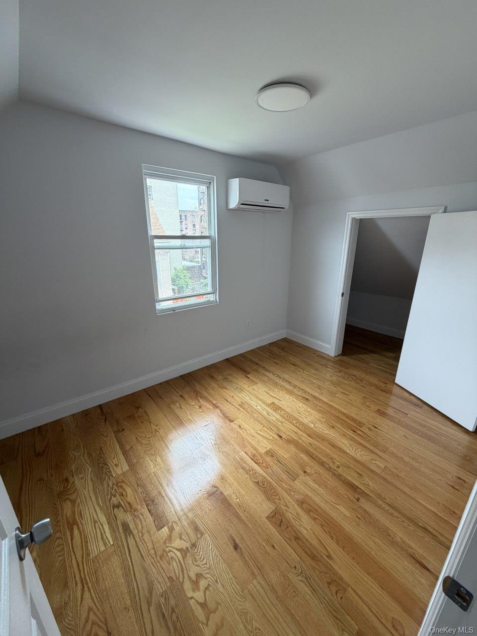 2760 Bainbridge Avenue 2nd Floor Property Photo 2