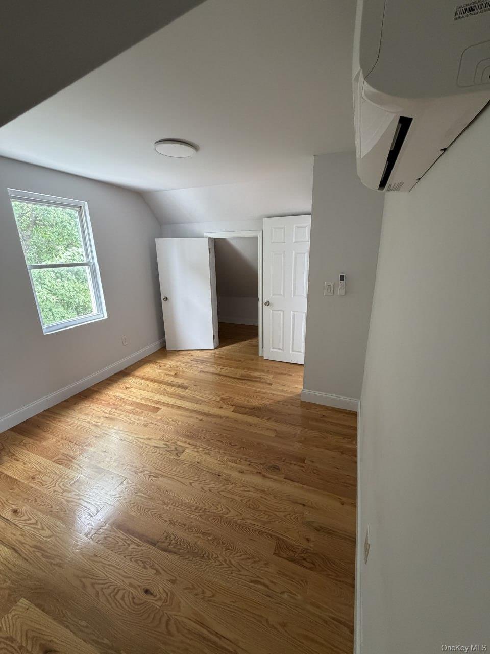 2760 Bainbridge Avenue 2nd Floor Property Photo 4
