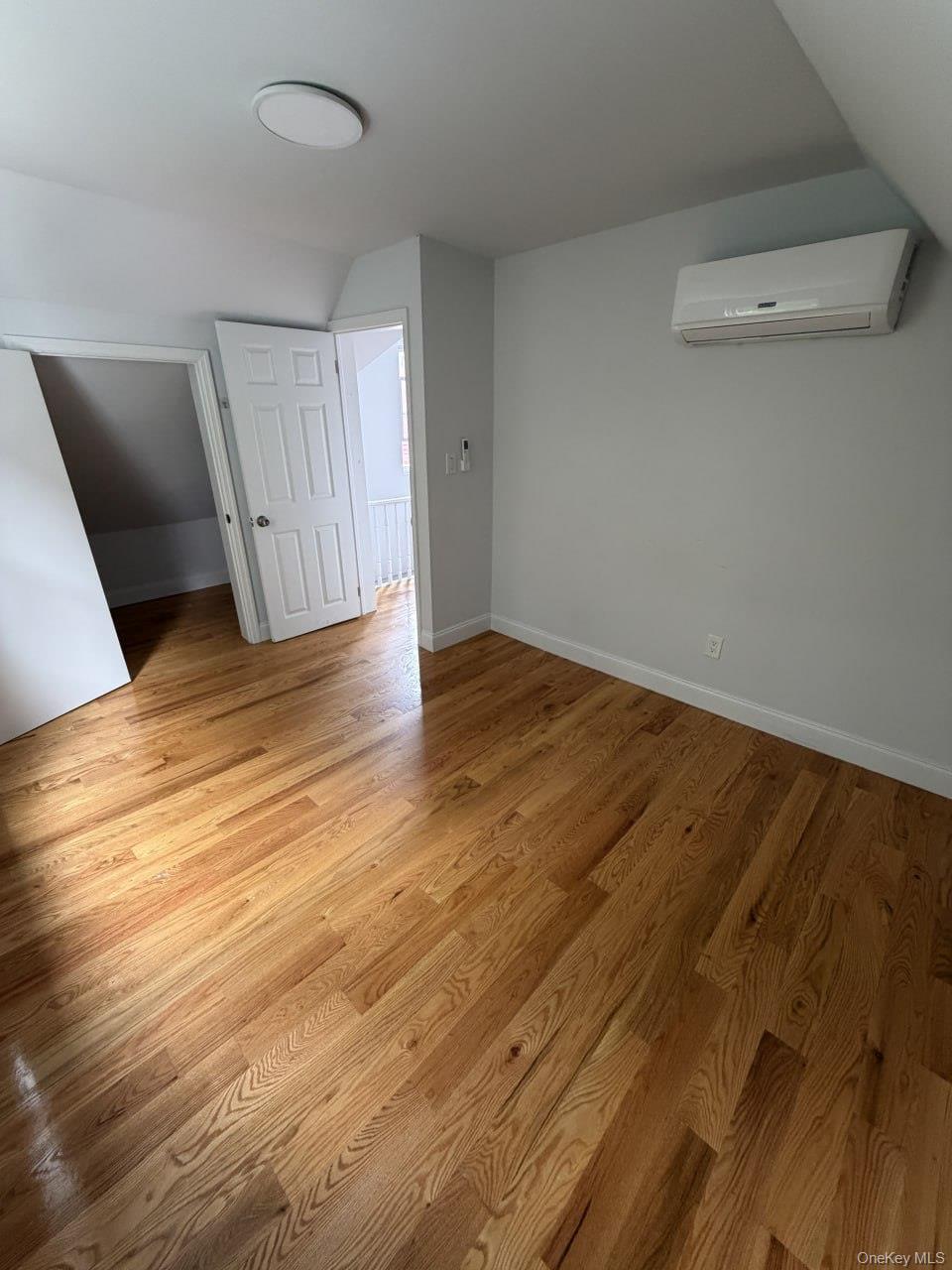 2760 Bainbridge Avenue 2nd Floor Property Photo 5