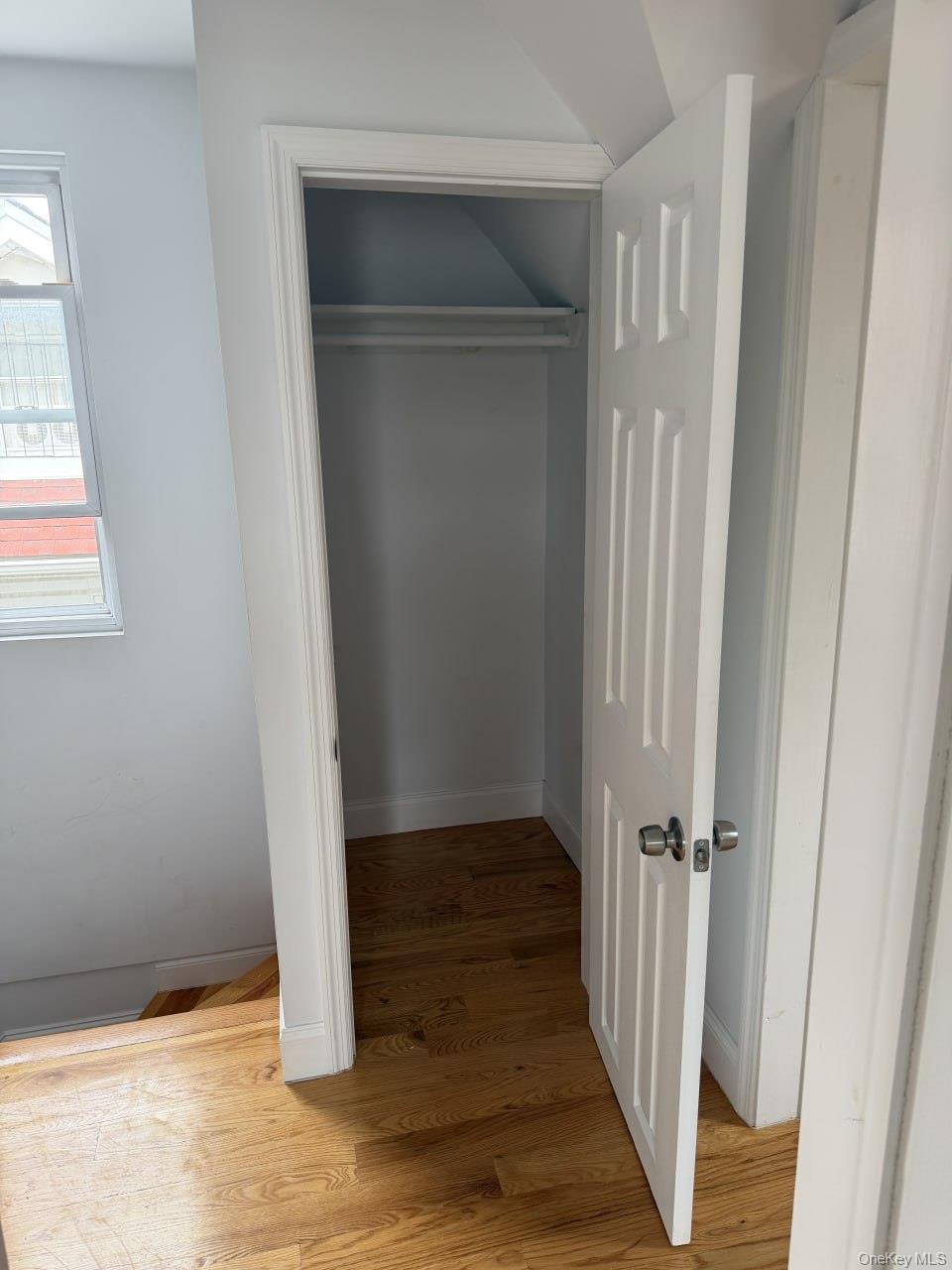 2760 Bainbridge Avenue 2nd Floor Property Photo 6
