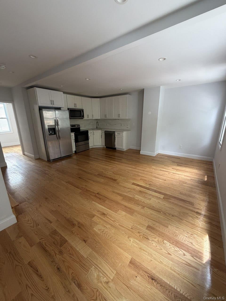 2760 Bainbridge Avenue 2nd Floor Property Photo 12