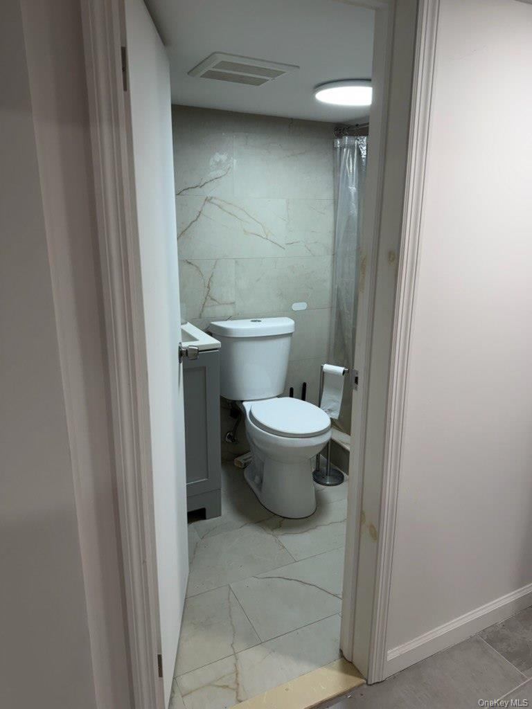 2760 Bainbridge Avenue Bsmt Property Photo 2