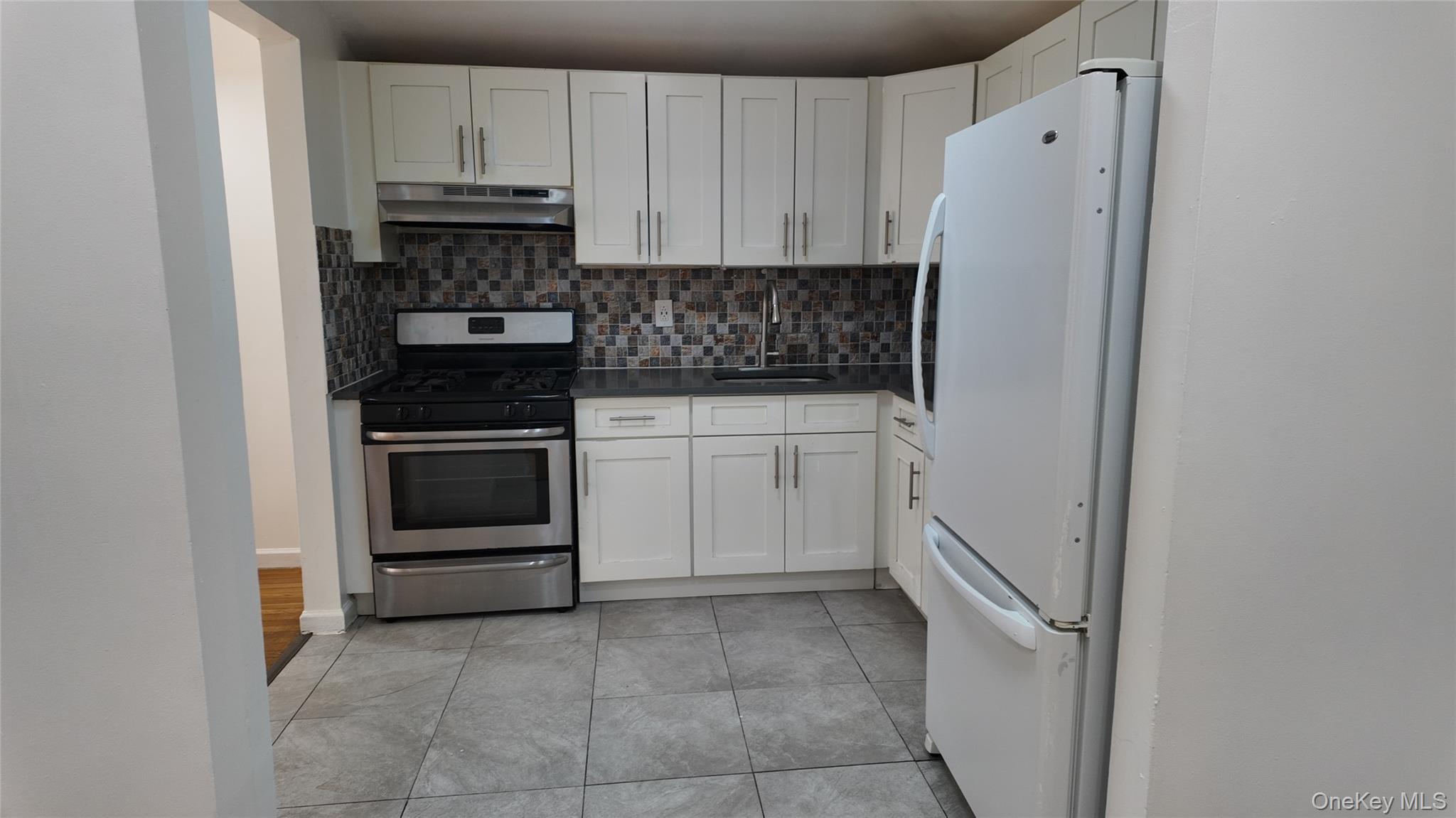 13930 Laurelton Parkway Property Photo 7