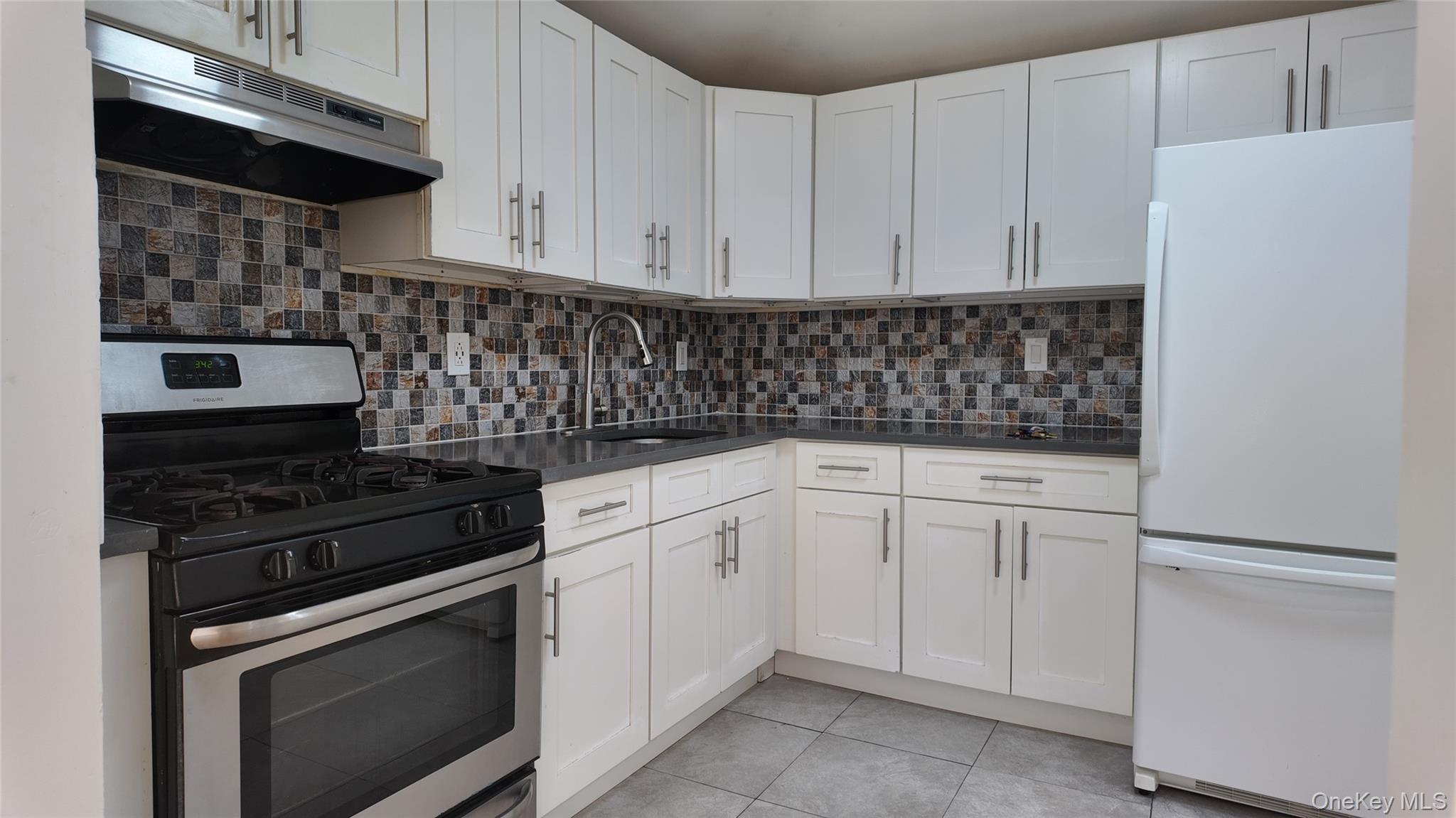 13930 Laurelton Parkway Property Photo 8