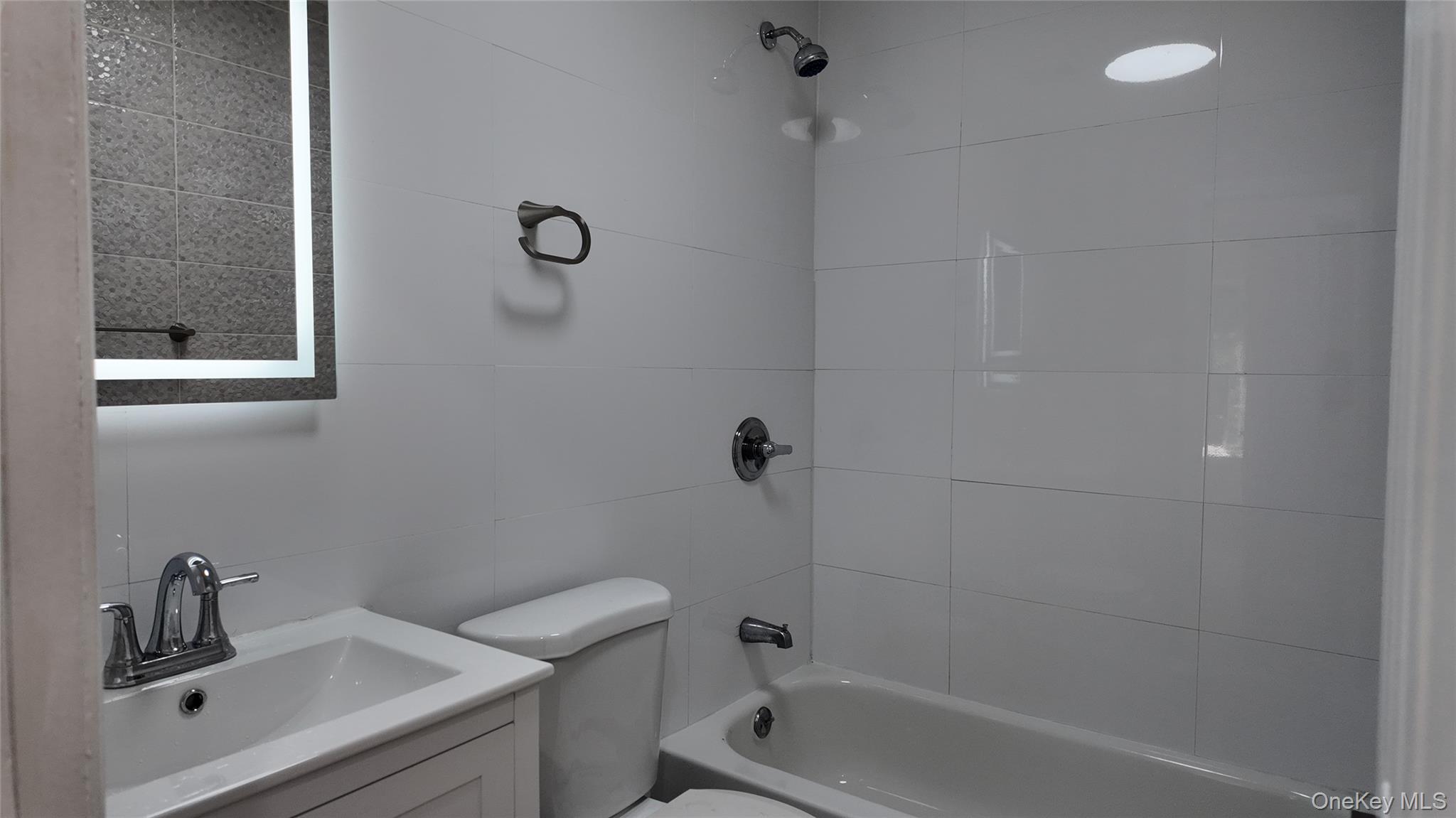 13930 Laurelton Parkway Property Photo 11