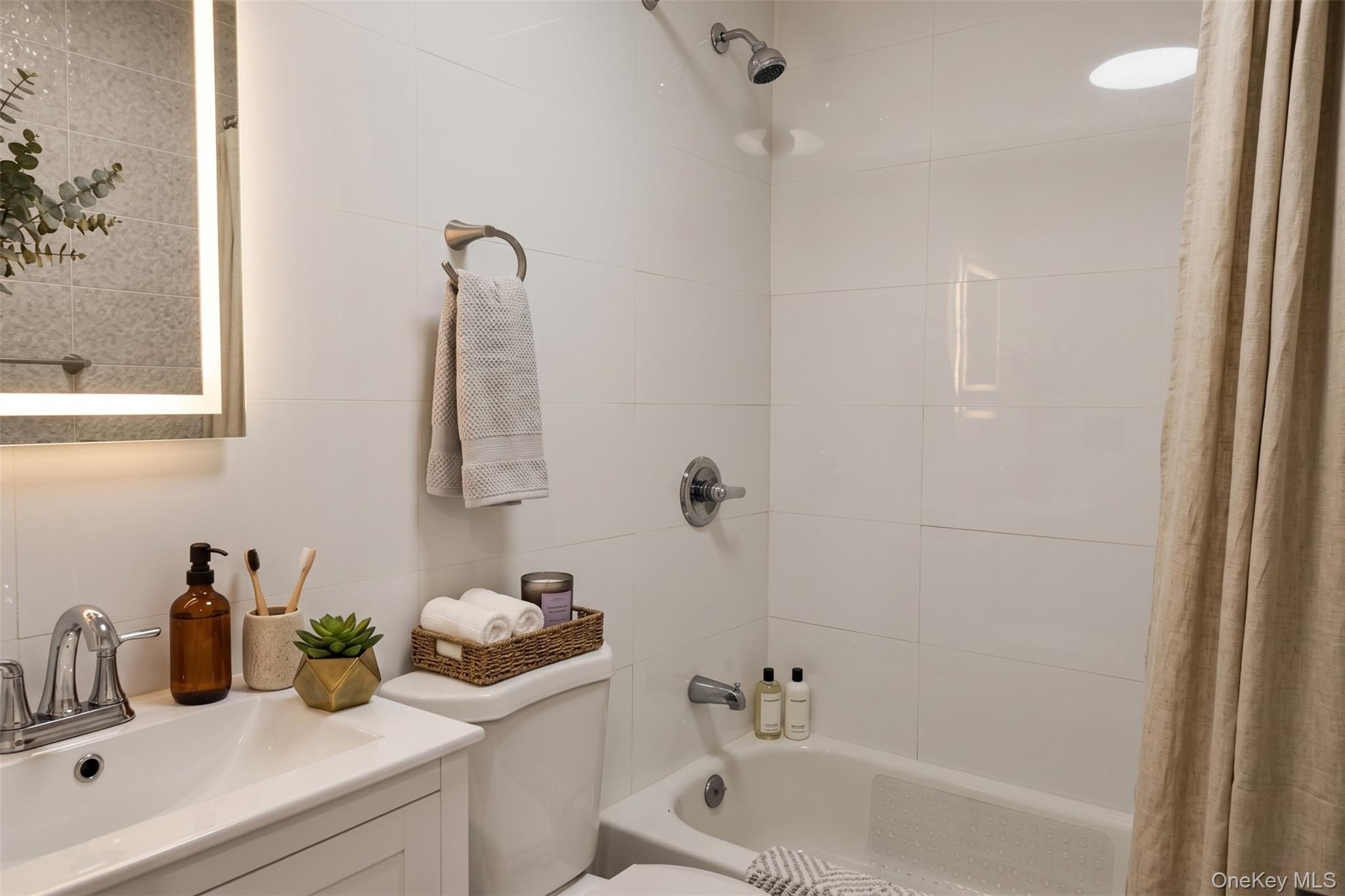 13930 Laurelton Parkway Property Photo 12