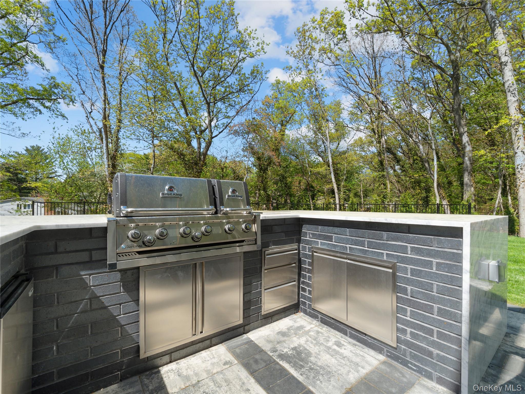 5 N Hills Road Property Photo 8