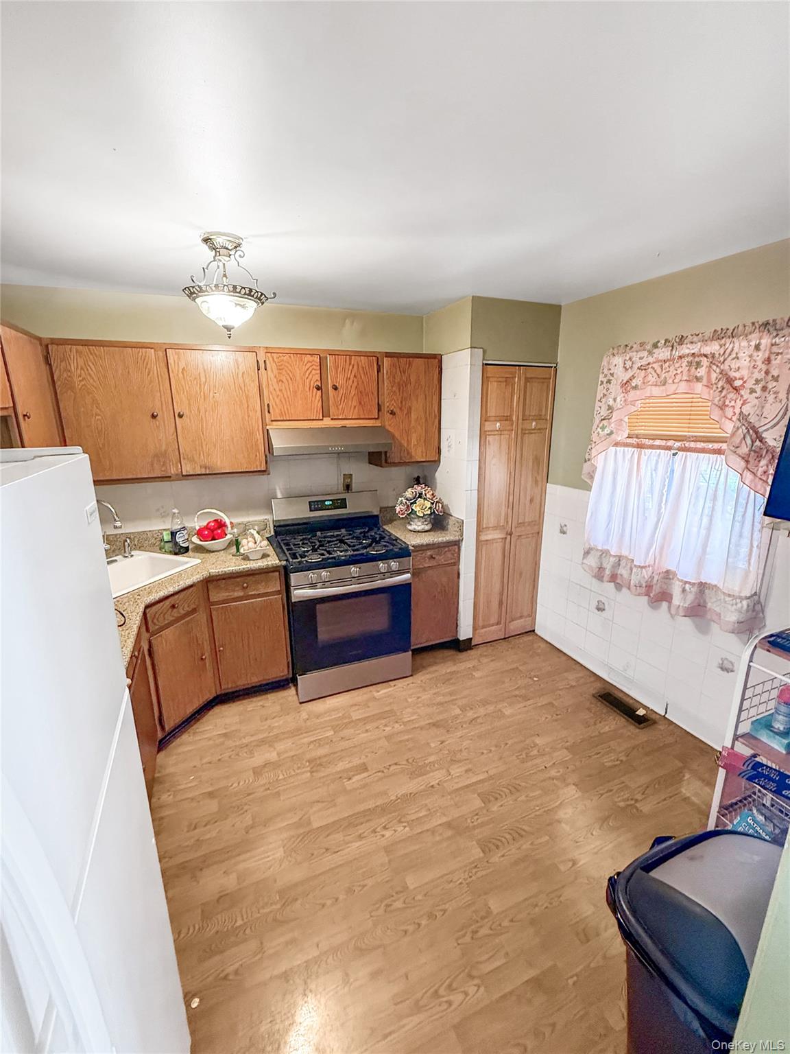 702 Saint Anns Avenue Property Photo 3