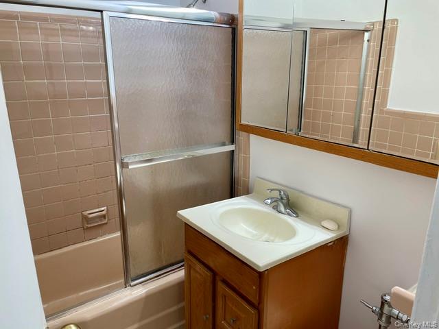 52-30 39 Drive Ln Property Photo 8