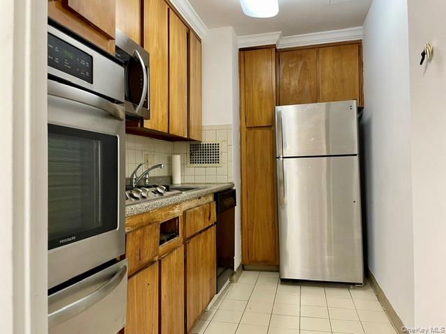 52-30 39 Drive Ln Property Photo 9