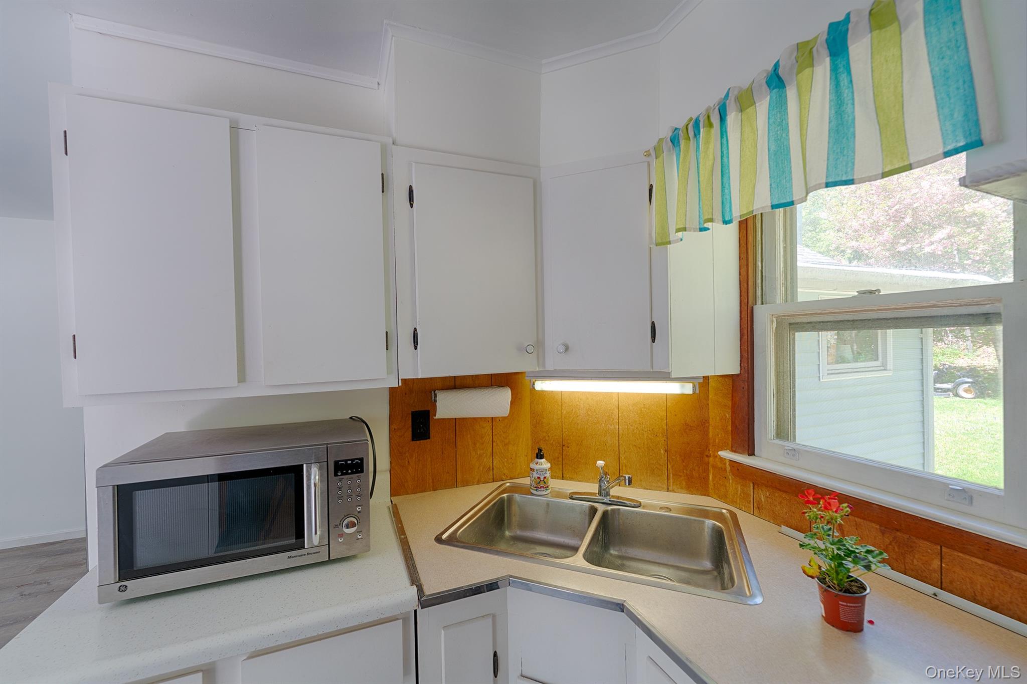 21 Van Dam Property Photo 13