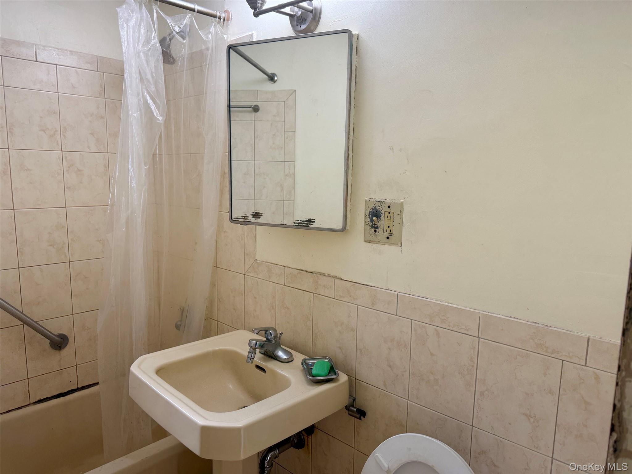 2049 Mcgraw Avenue 6h Property Photo 2