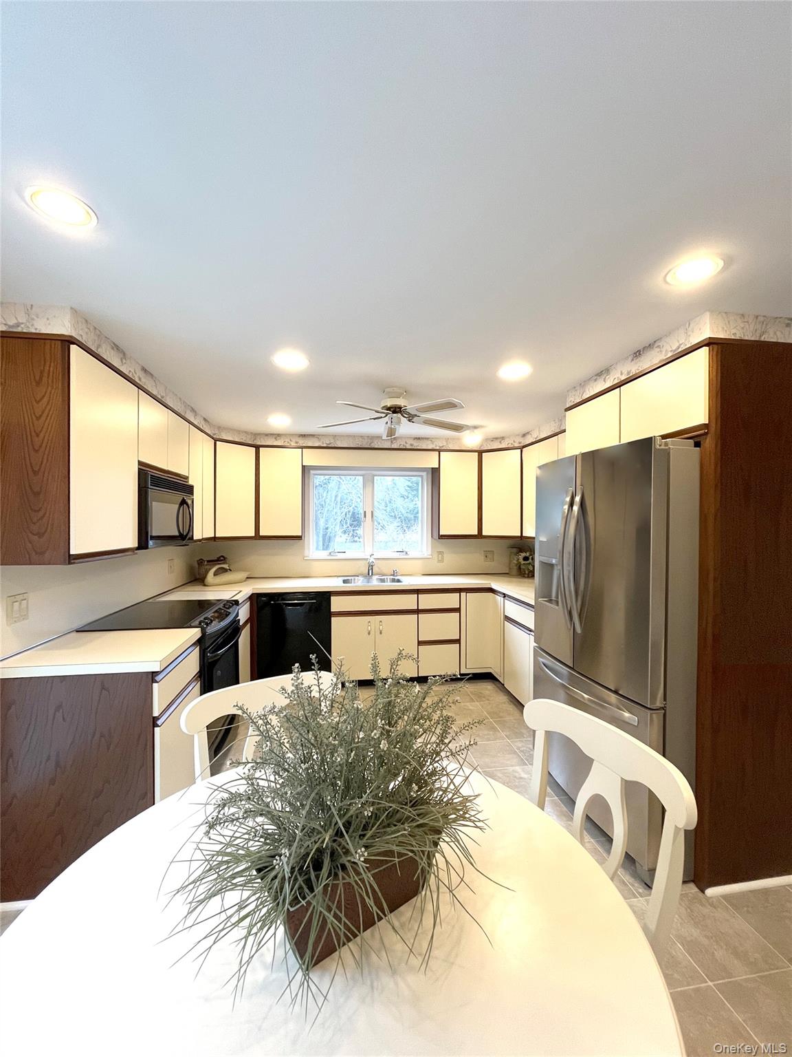 25 Squires Avenue Property Photo 11