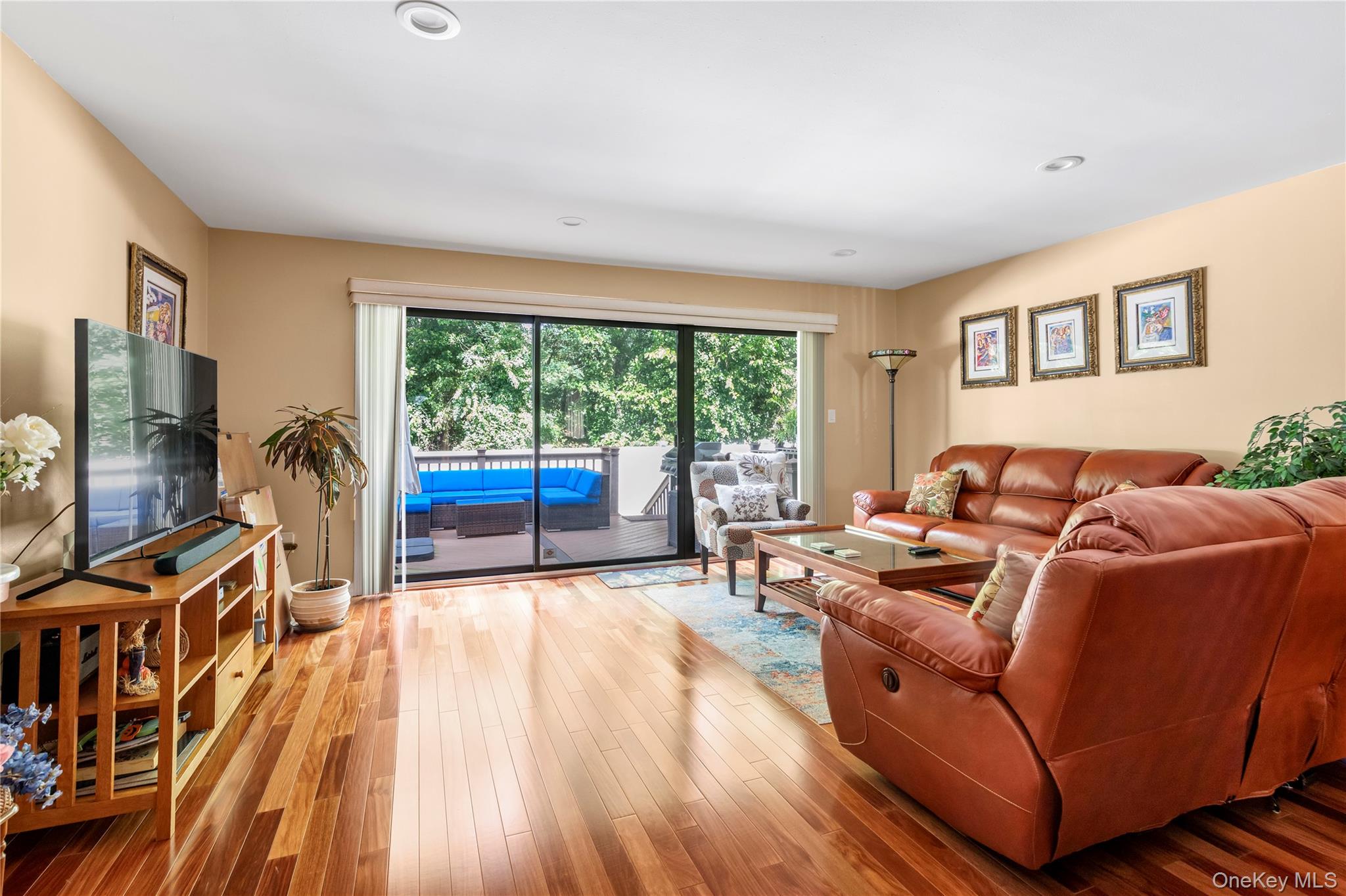 2189 Jerusalem Avenue Property Photo 4