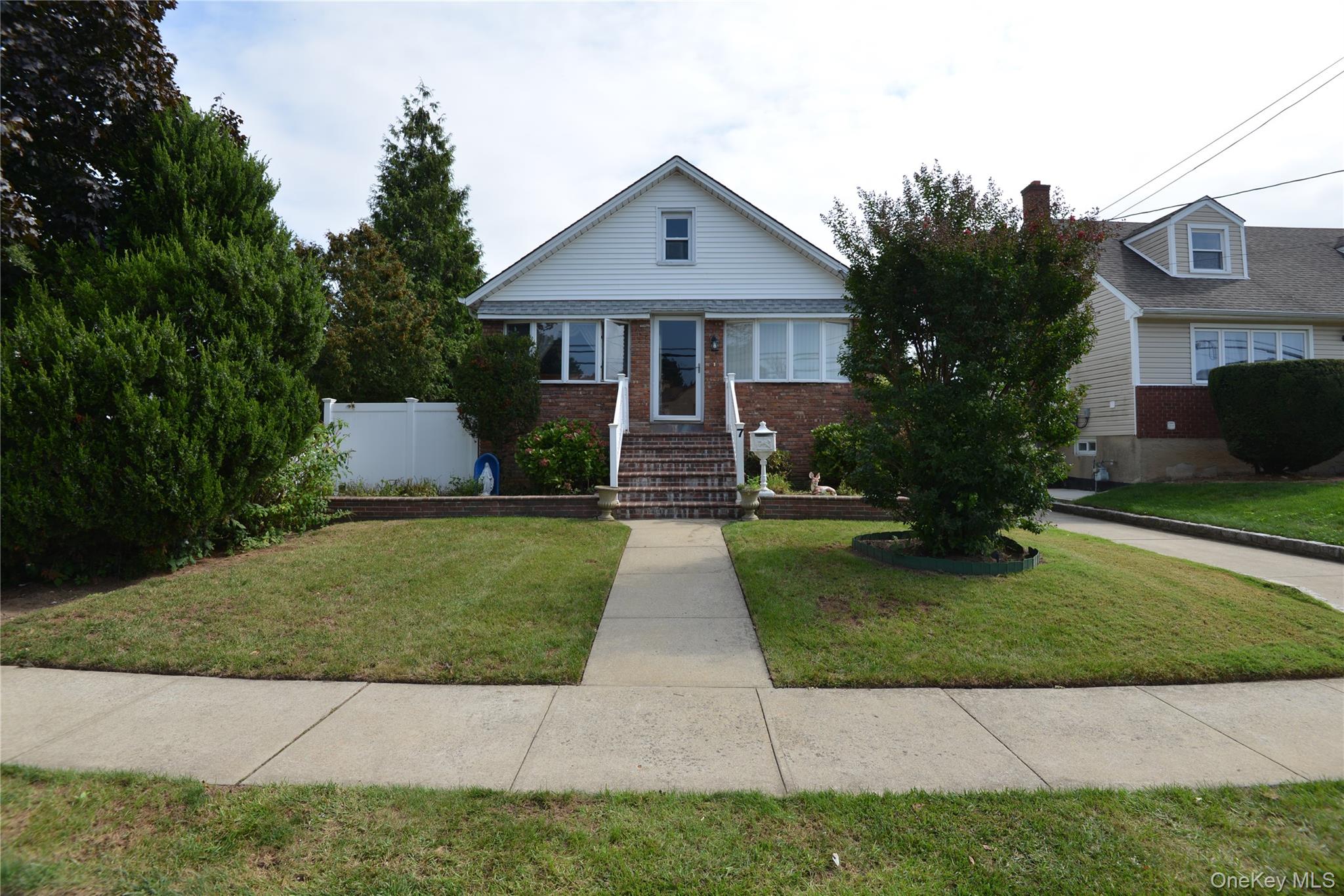 7 S Bay Avenue Property Photo 1