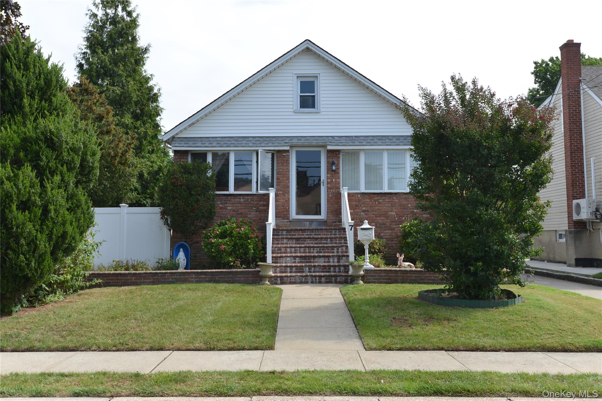7 S Bay Avenue Property Photo 2