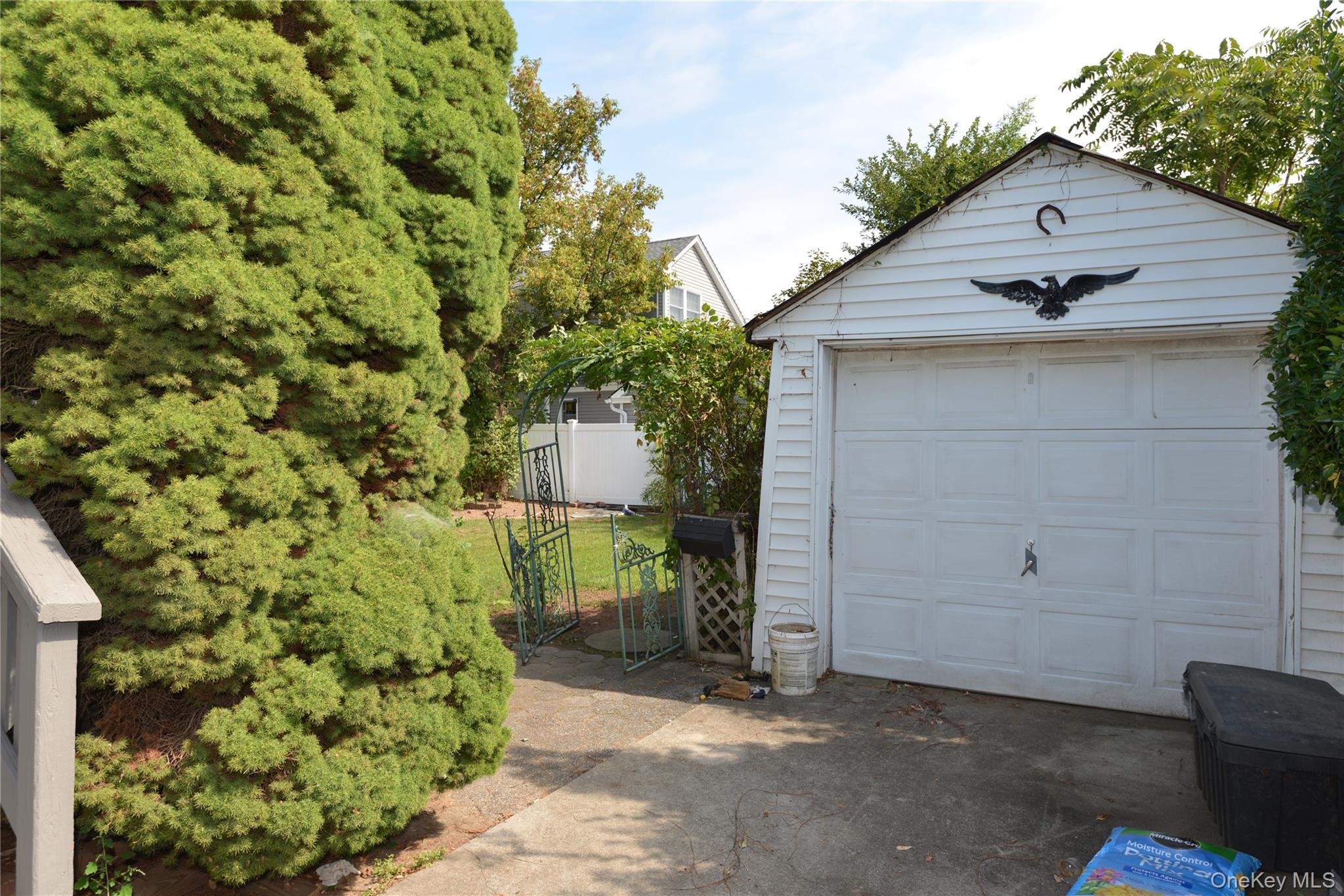 7 S Bay Avenue Property Photo 4
