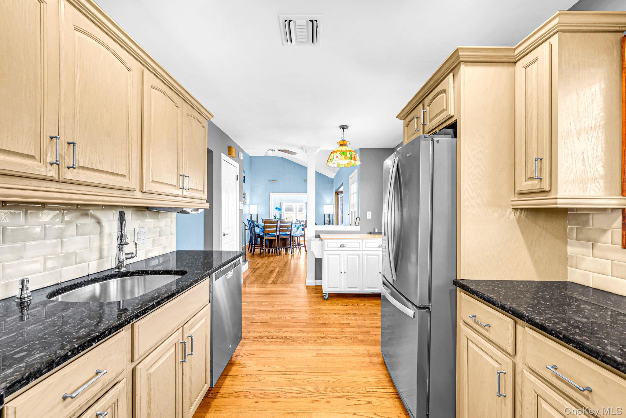 833 N Fulton Avenue Property Photo 8