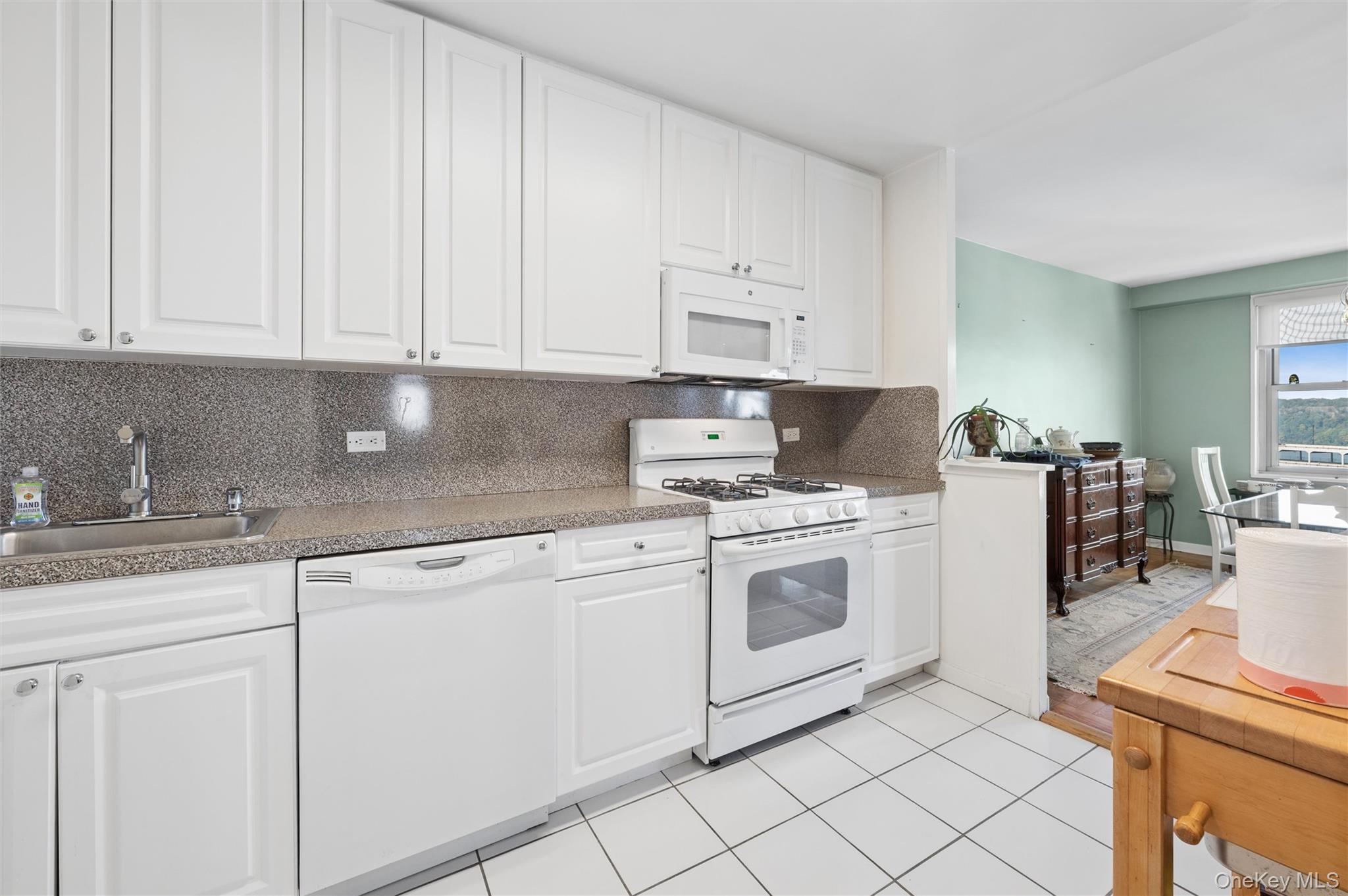 2500 Johnson Avenue 12n Property Photo 6