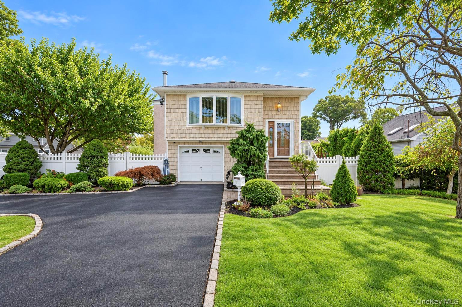 355 W Islip Boulevard Property Photo 1