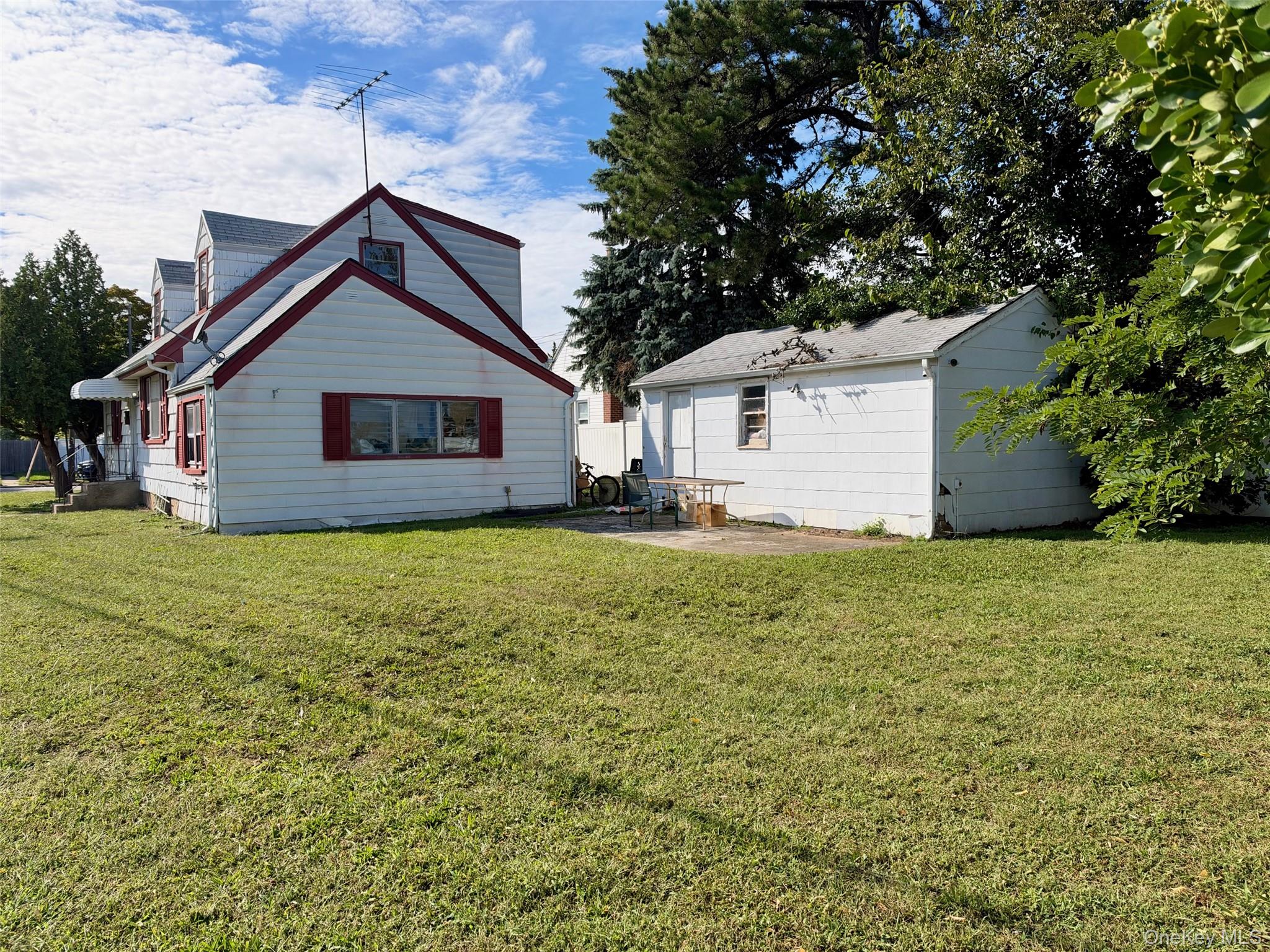 306 W Old Country Road Property Photo 4