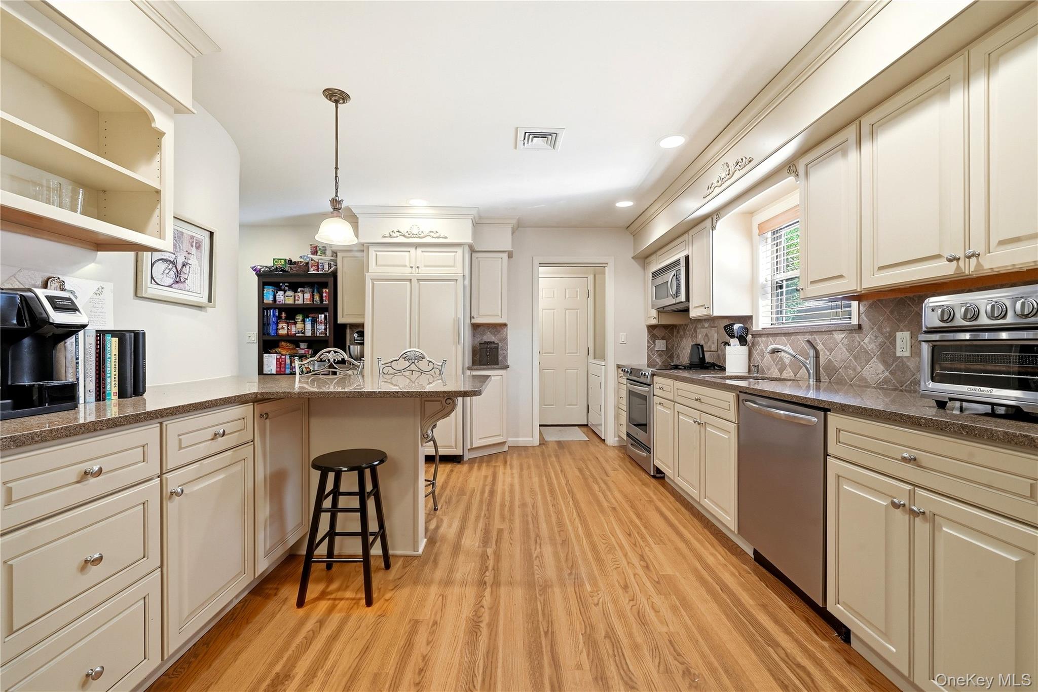 28 Hampton Court Property Photo 12