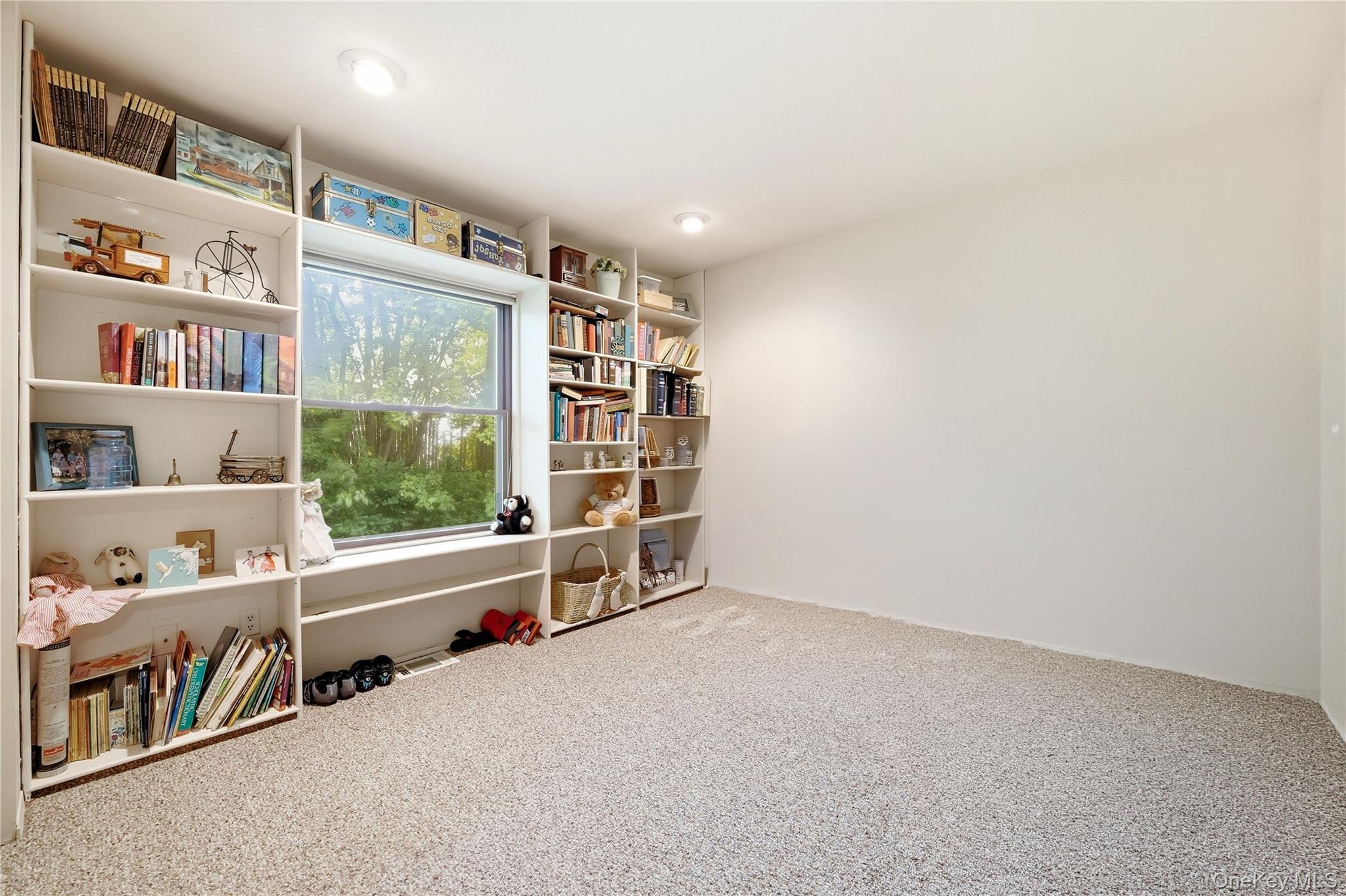 28 Hampton Court Property Photo 28