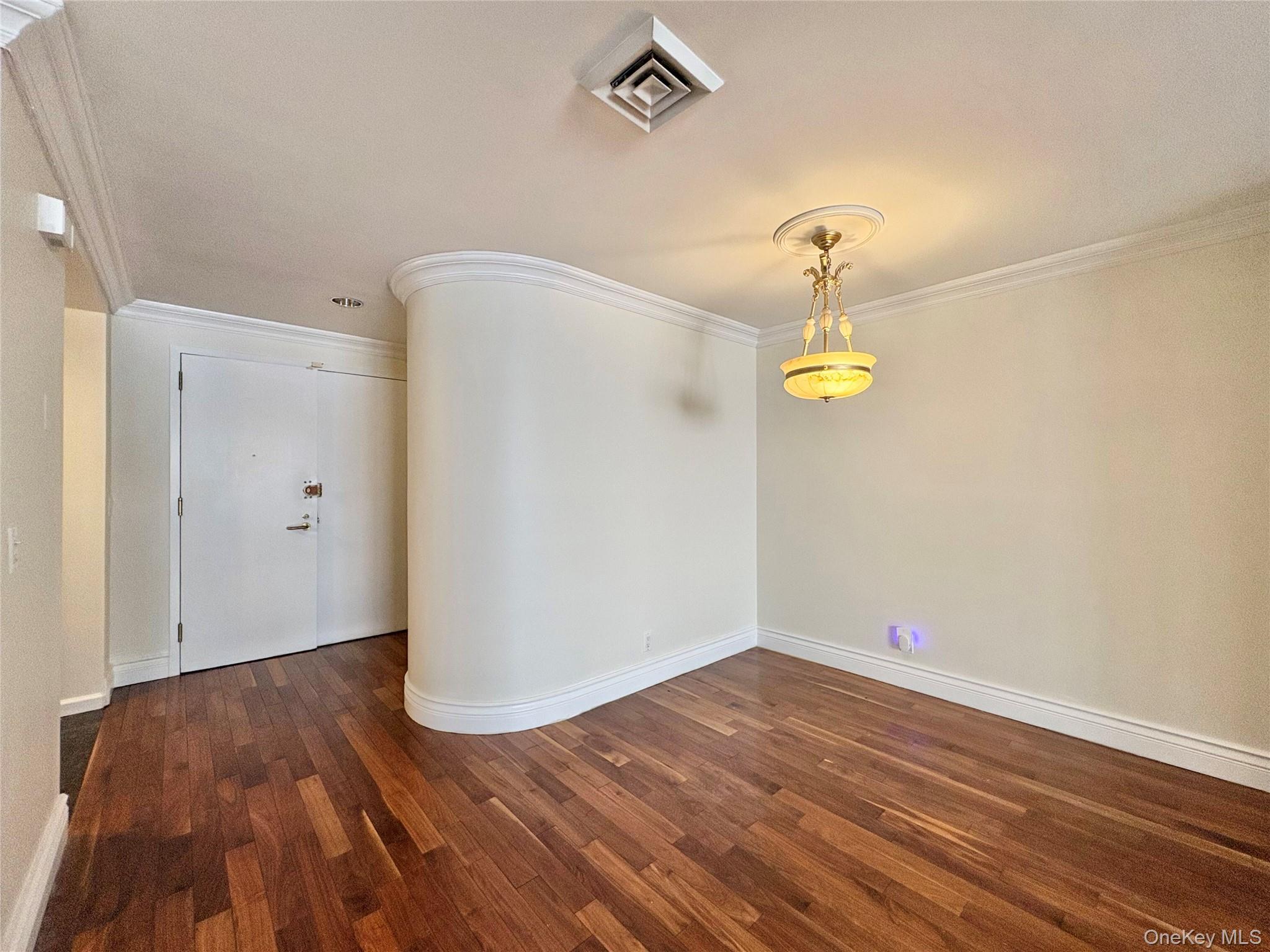 100 Cuttermill Road 3h Property Photo 2