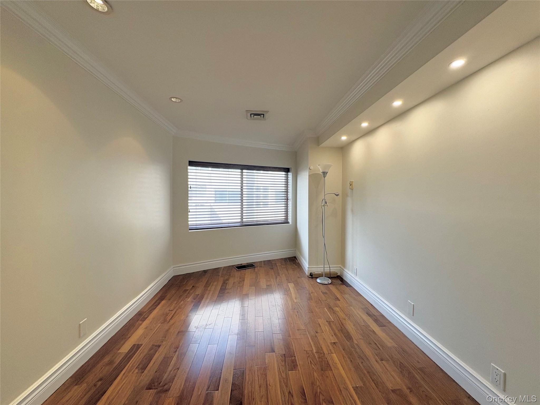 100 Cuttermill Road 3h Property Photo 5