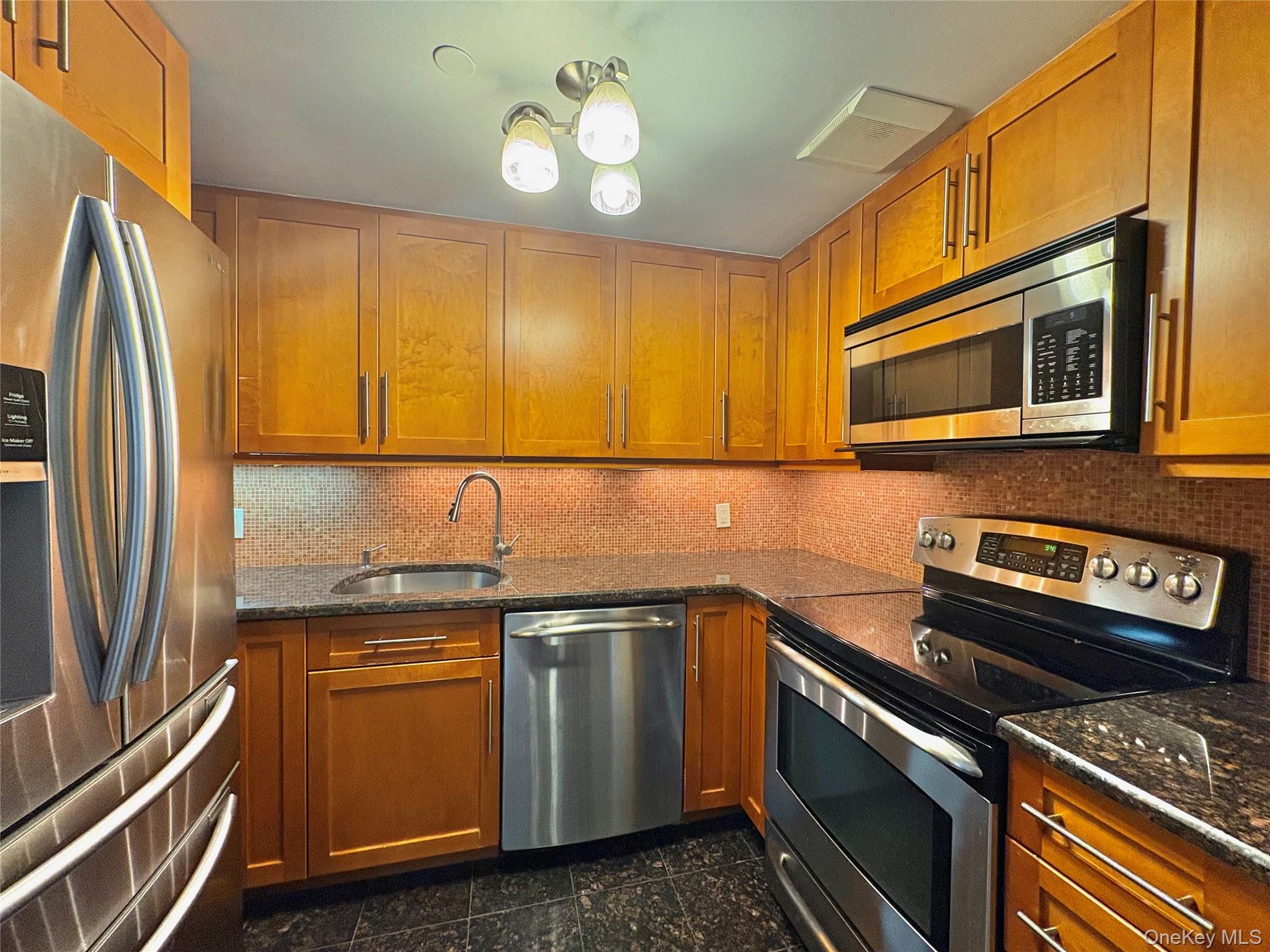 100 Cuttermill Road 3h Property Photo 6