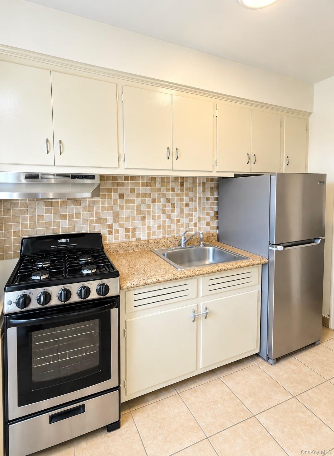 275 Maple E3 Property Photo 4
