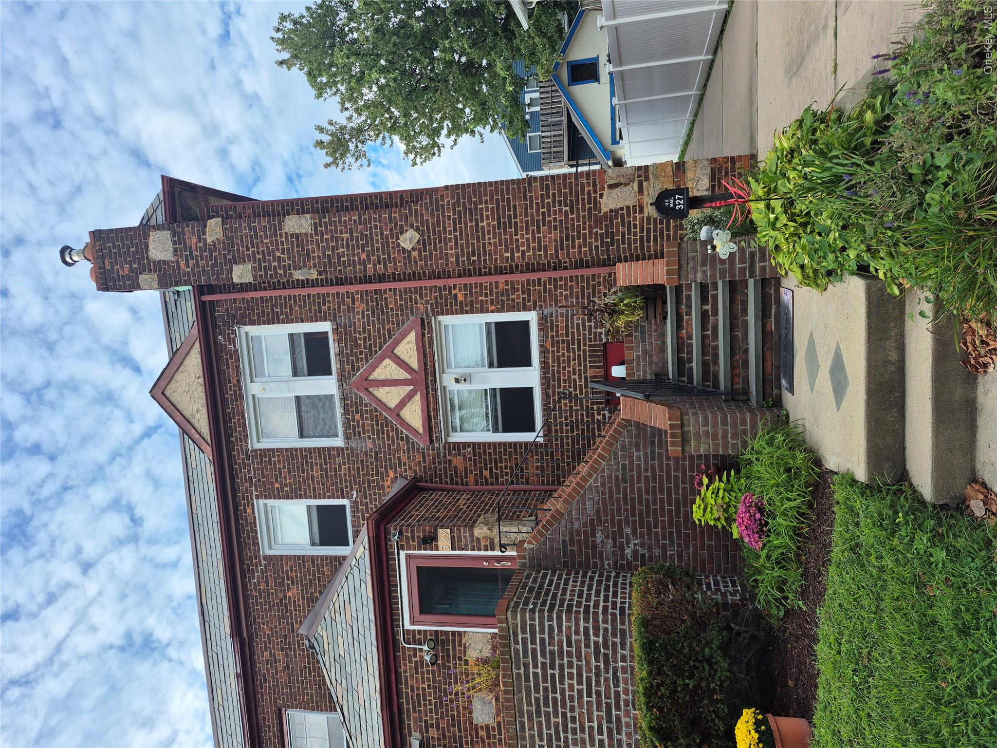 327 E Pine Street Property Photo 2