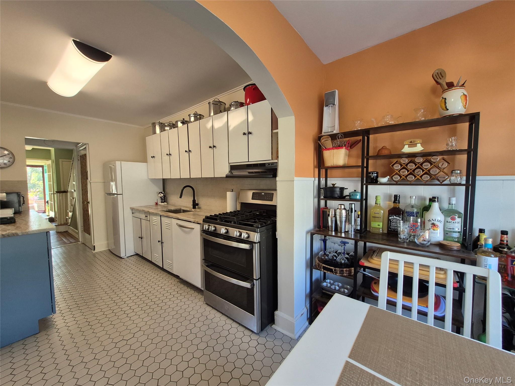 327 E Pine Street Property Photo 3