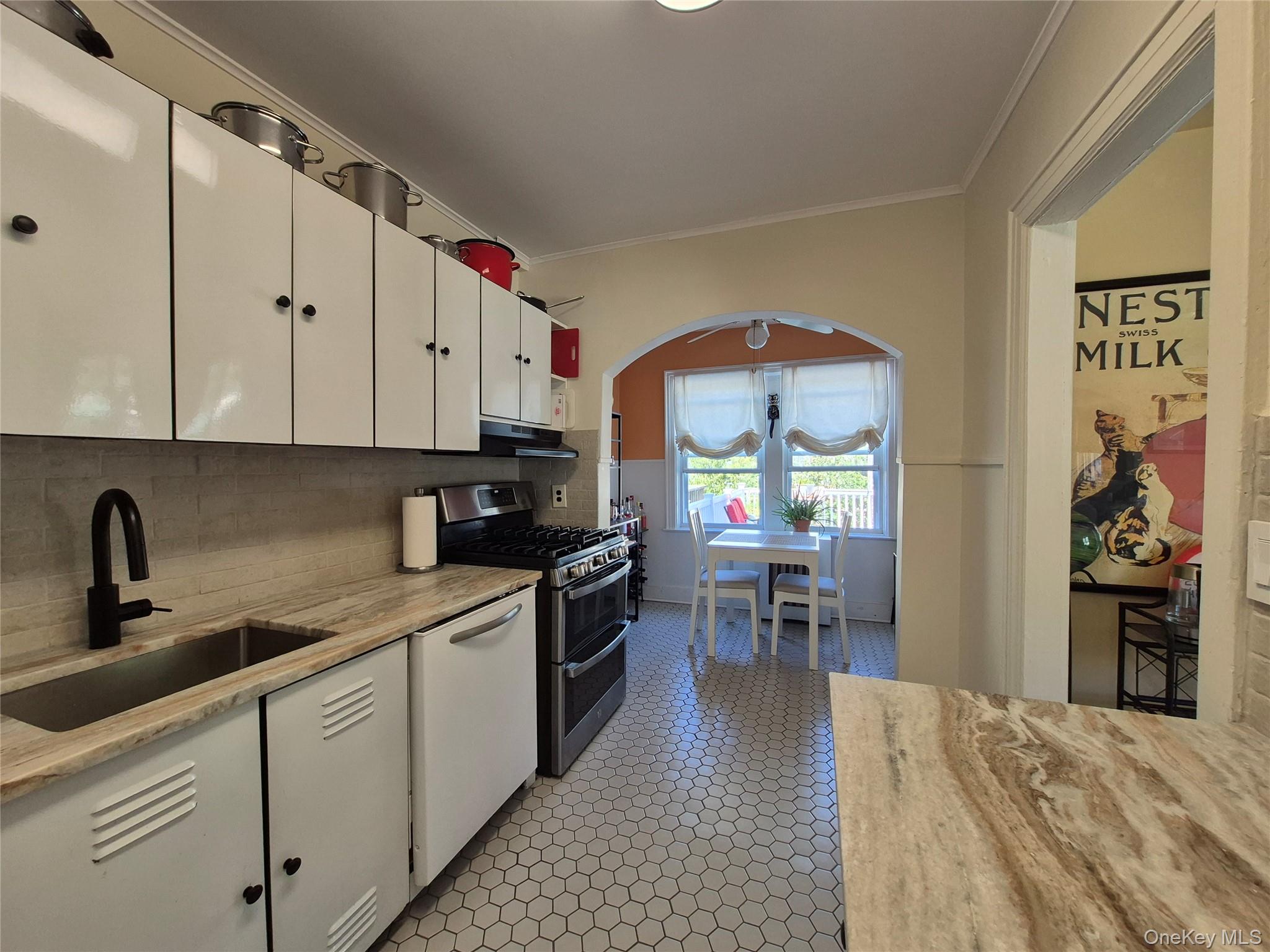 327 E Pine Street Property Photo 4