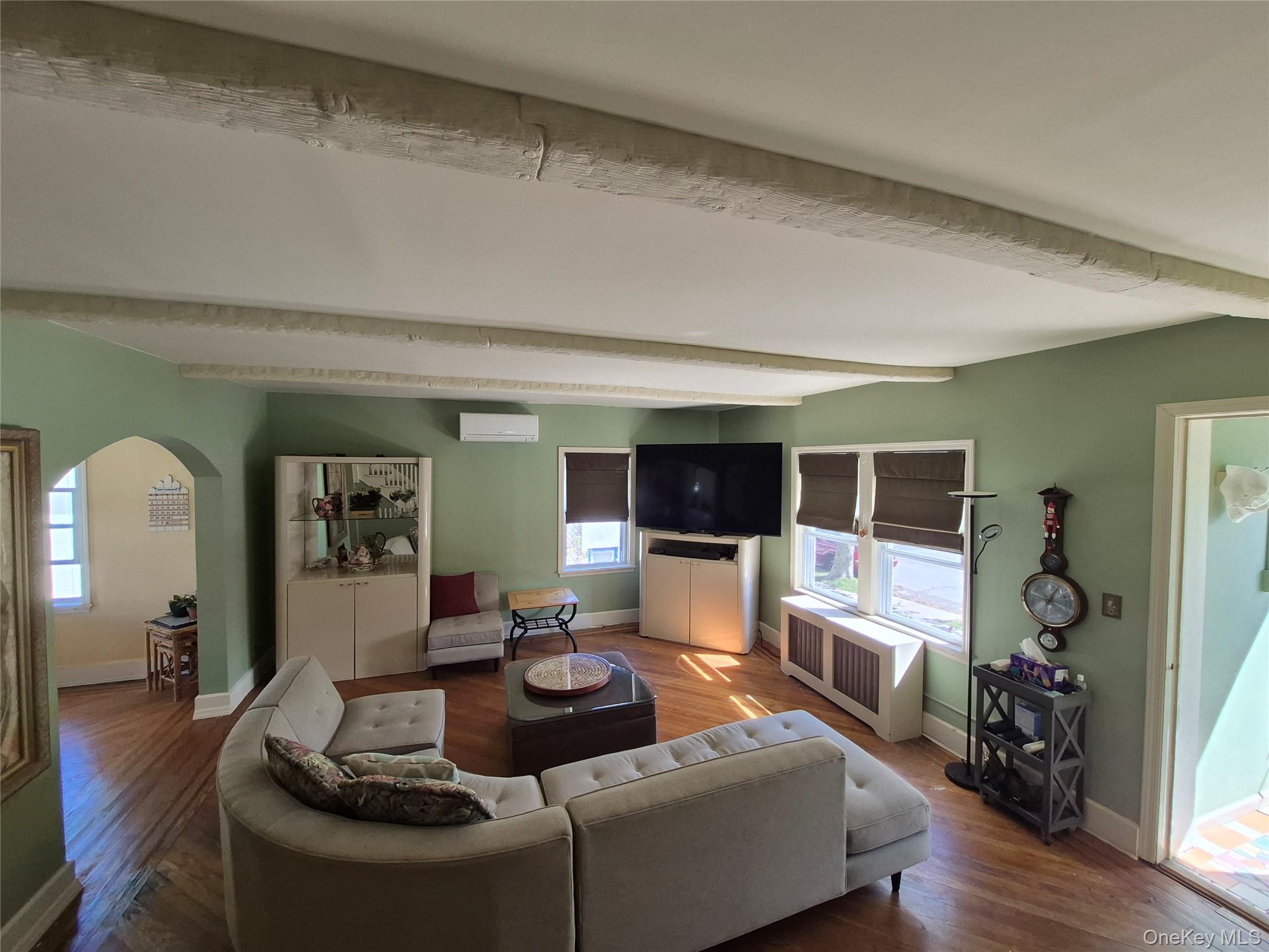 327 E Pine Street Property Photo 5