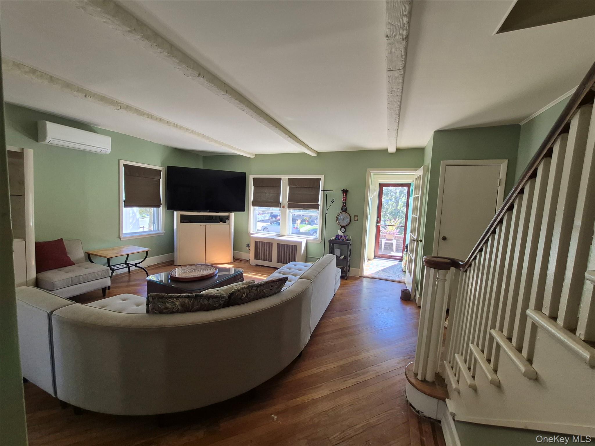327 E Pine Street Property Photo 6