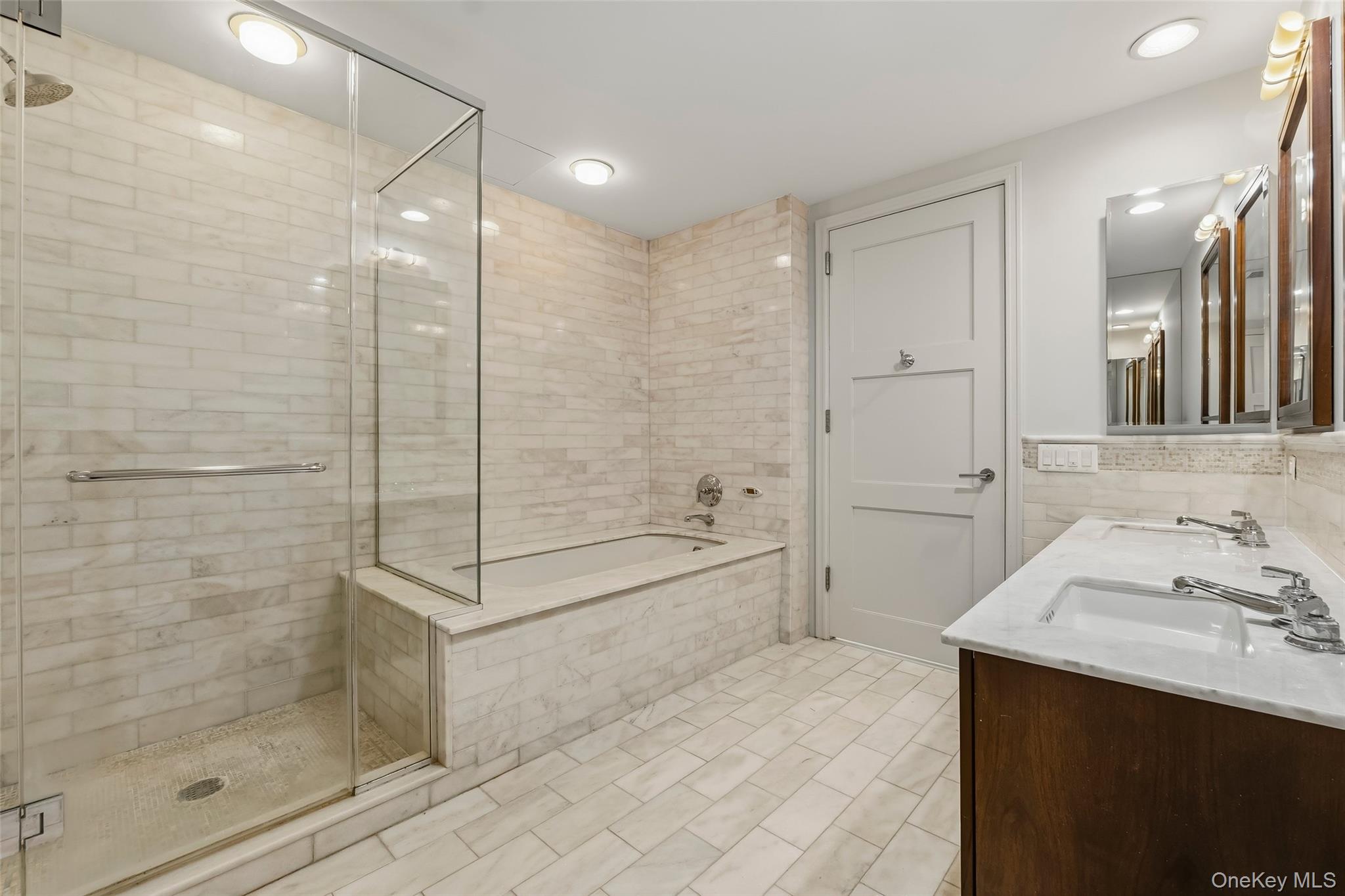 1 Renaissance Square V6g Property Photo 9