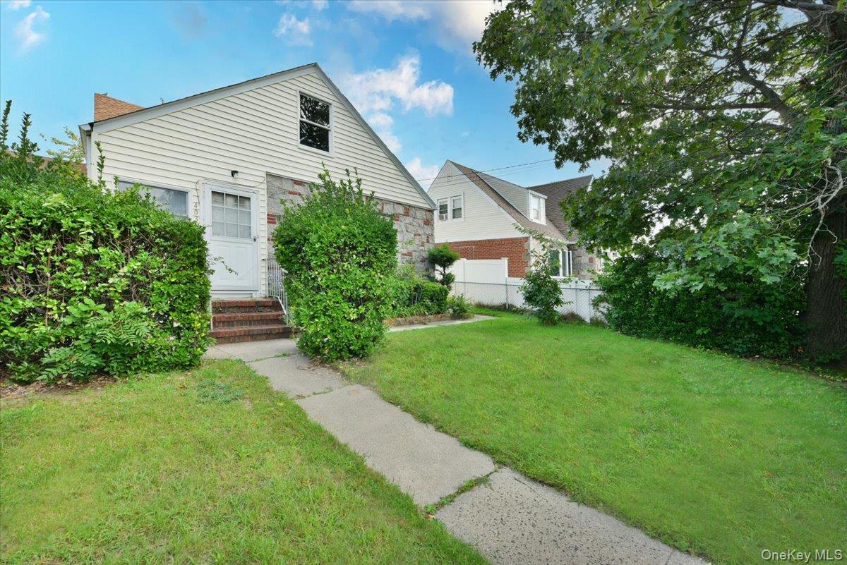 403 Oak Street Property Photo 3