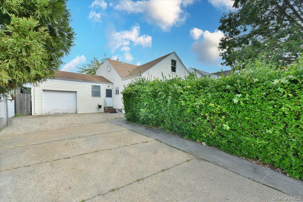 403 Oak Street Property Photo 5