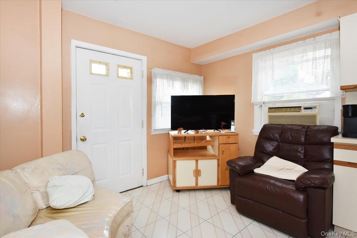 403 Oak Street Property Photo 6