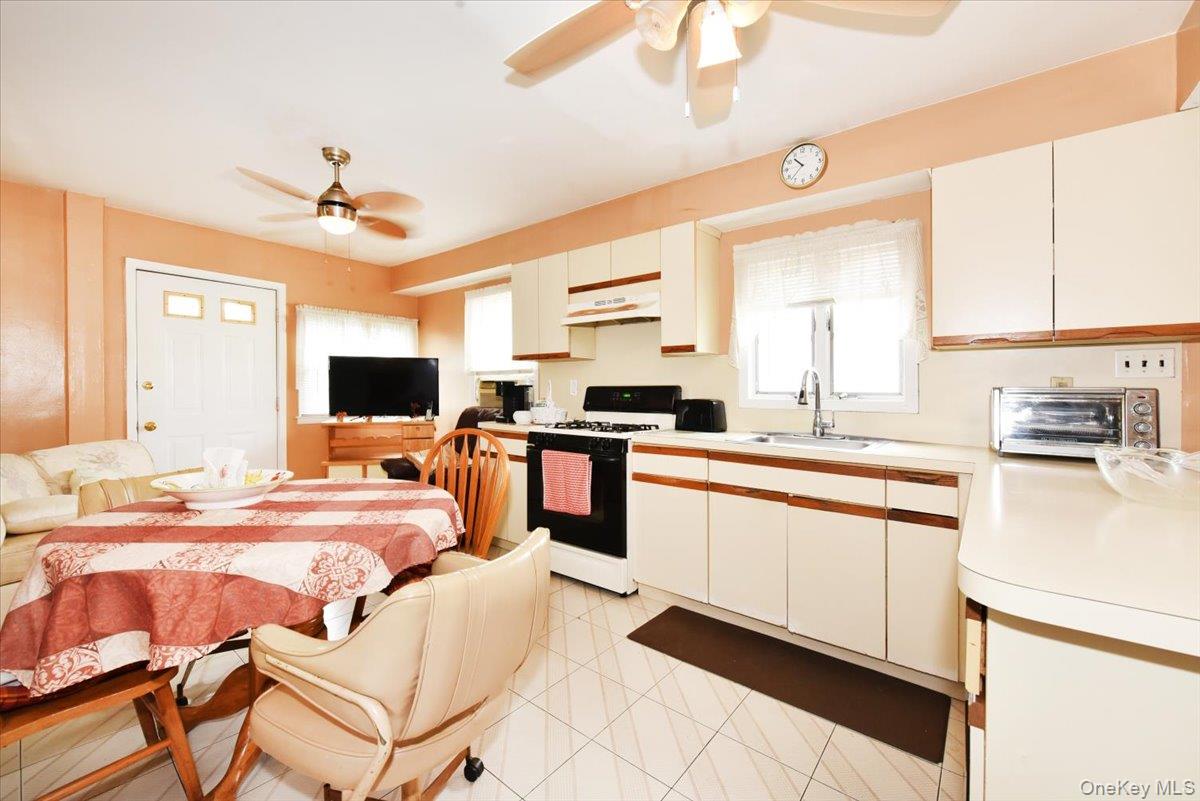 403 Oak Street Property Photo 10