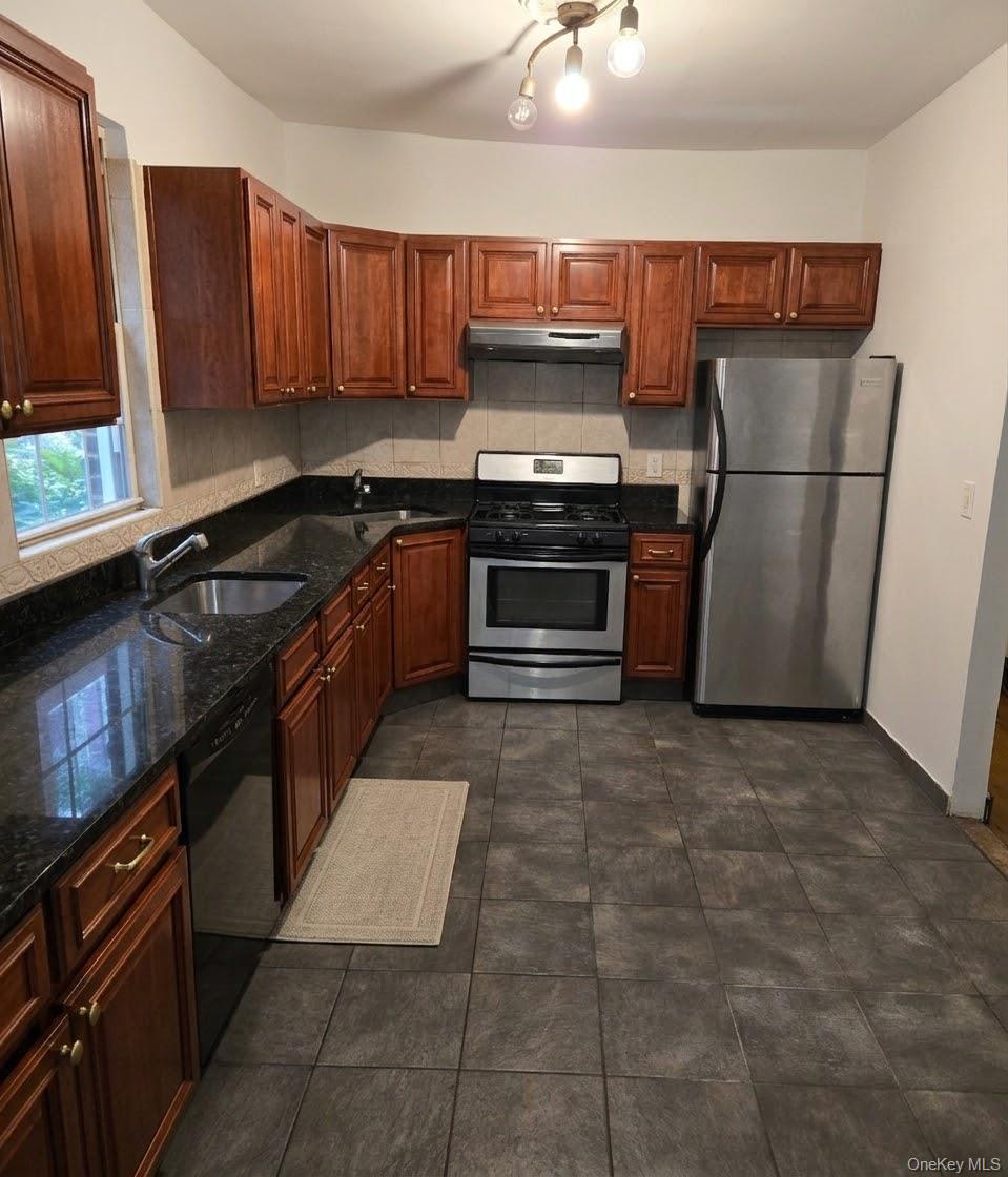 4115 Manhattan Avenue Property Photo 3