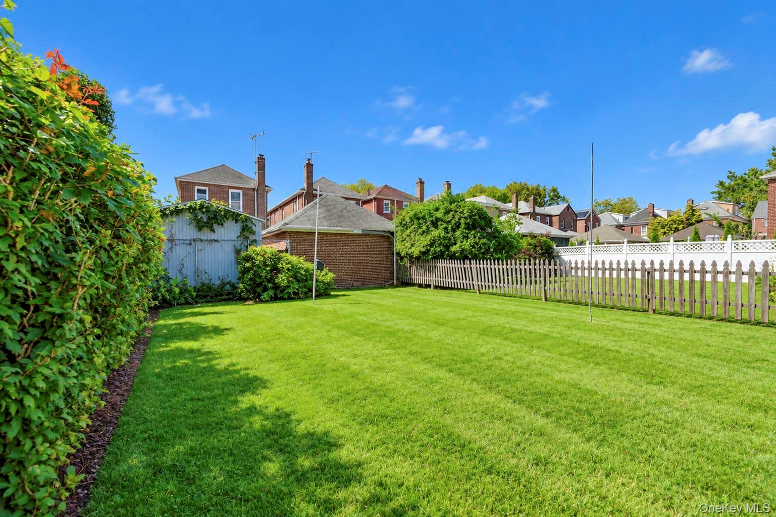 1845 Hering Avenue Property Photo 10