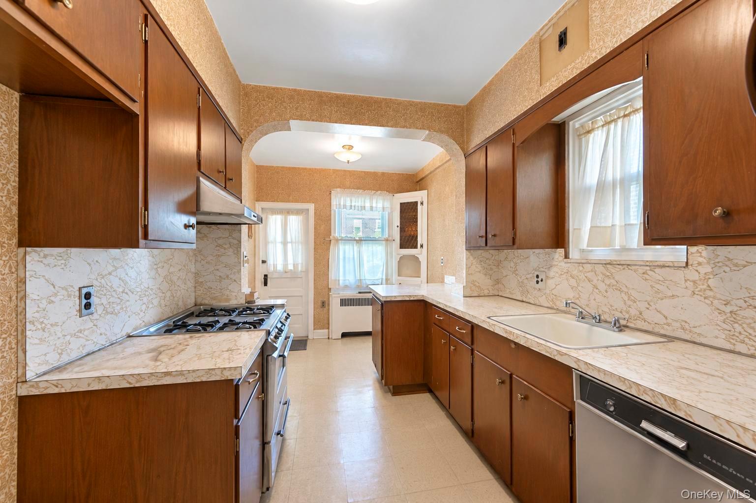 1845 Hering Avenue Property Photo 19