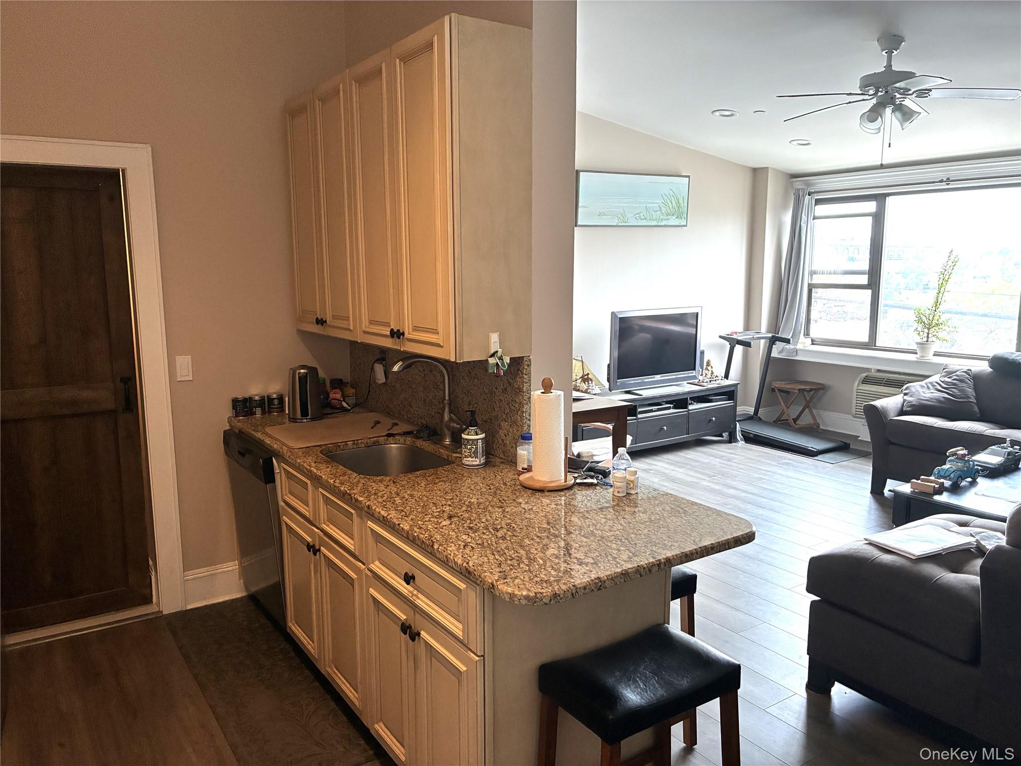 185 W Park Avenue 200 Property Photo 4