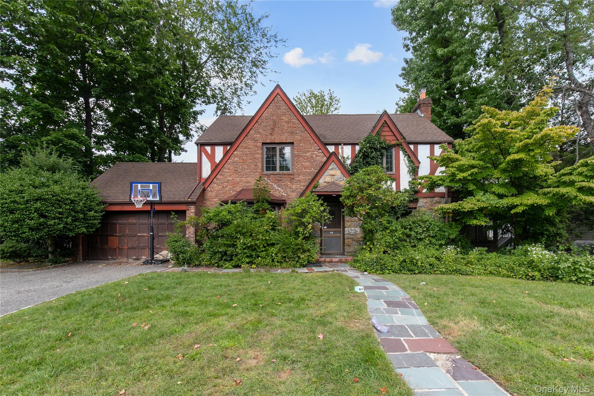 85 Oxford Boulevard Property Photo 1