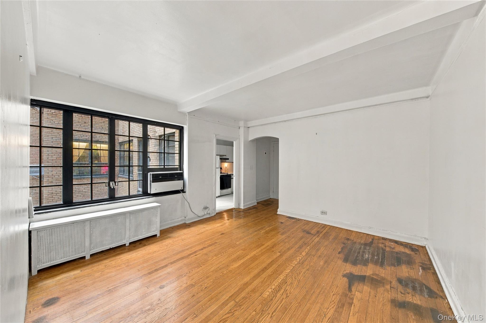 211 East 35th 4b Property Photo 2