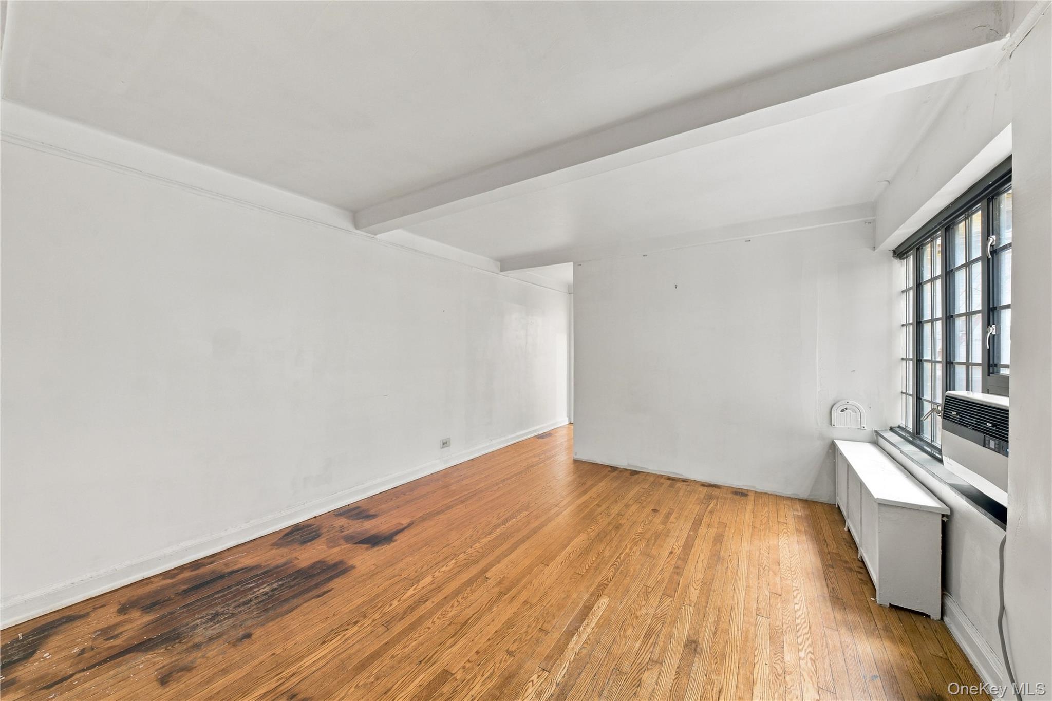211 East 35th 4b Property Photo 3