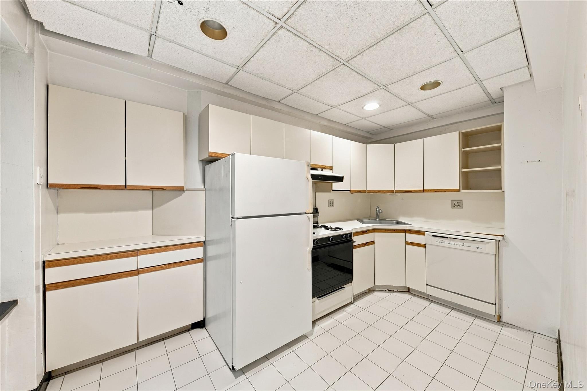 211 East 35th 4b Property Photo 7