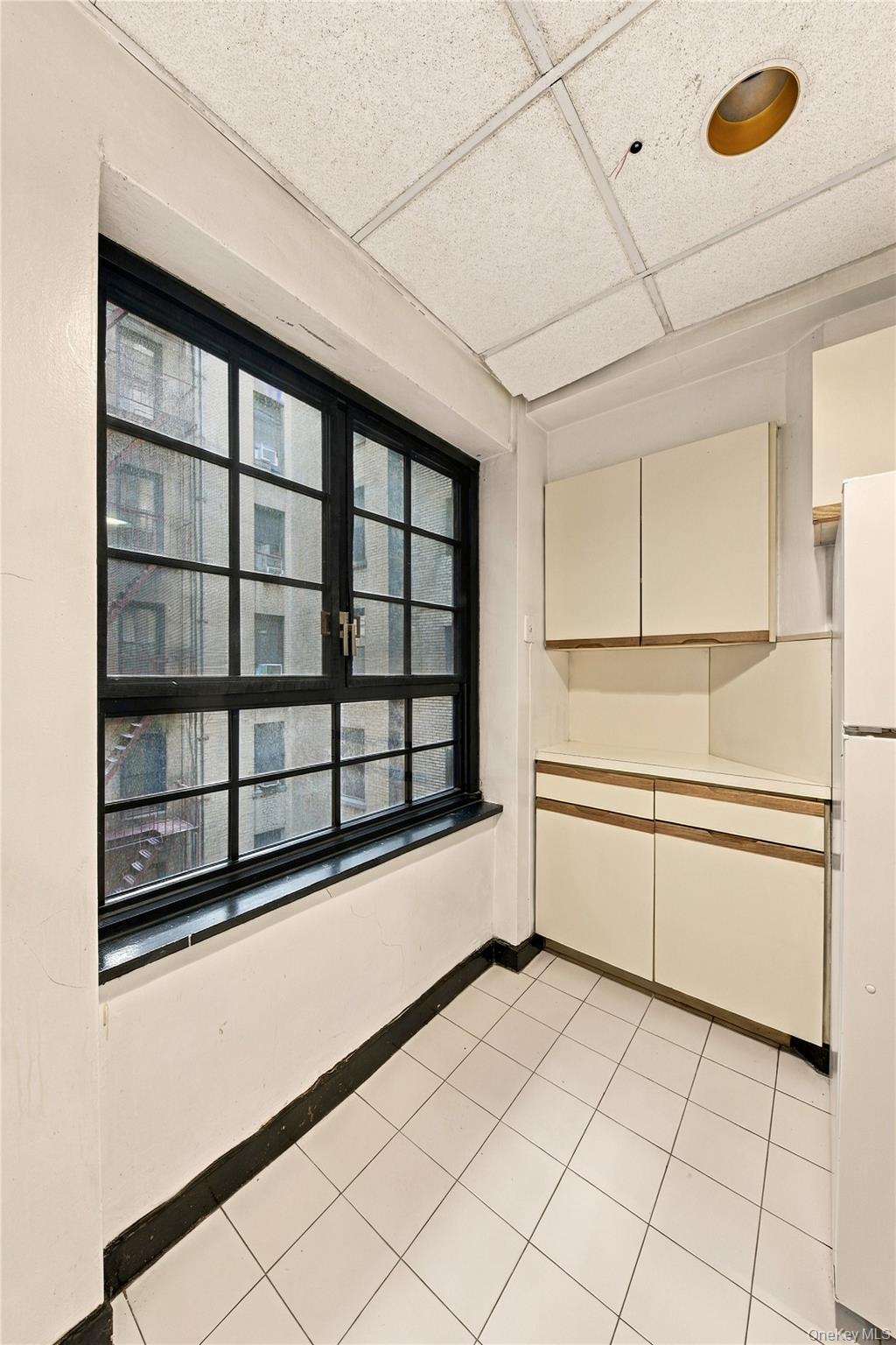 211 East 35th 4b Property Photo 8